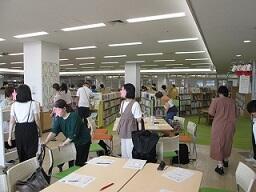 本を選びに行くよう様子.jpg