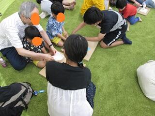 おはなし会でお手伝い1.JPG