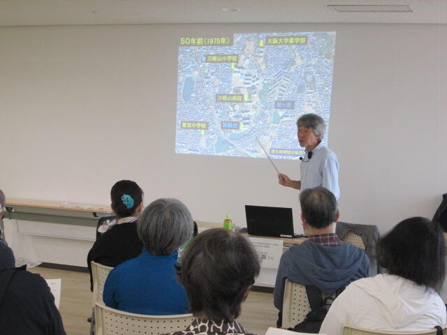 「ほ、ほ、蛍 来い」地図で説明をされている様子