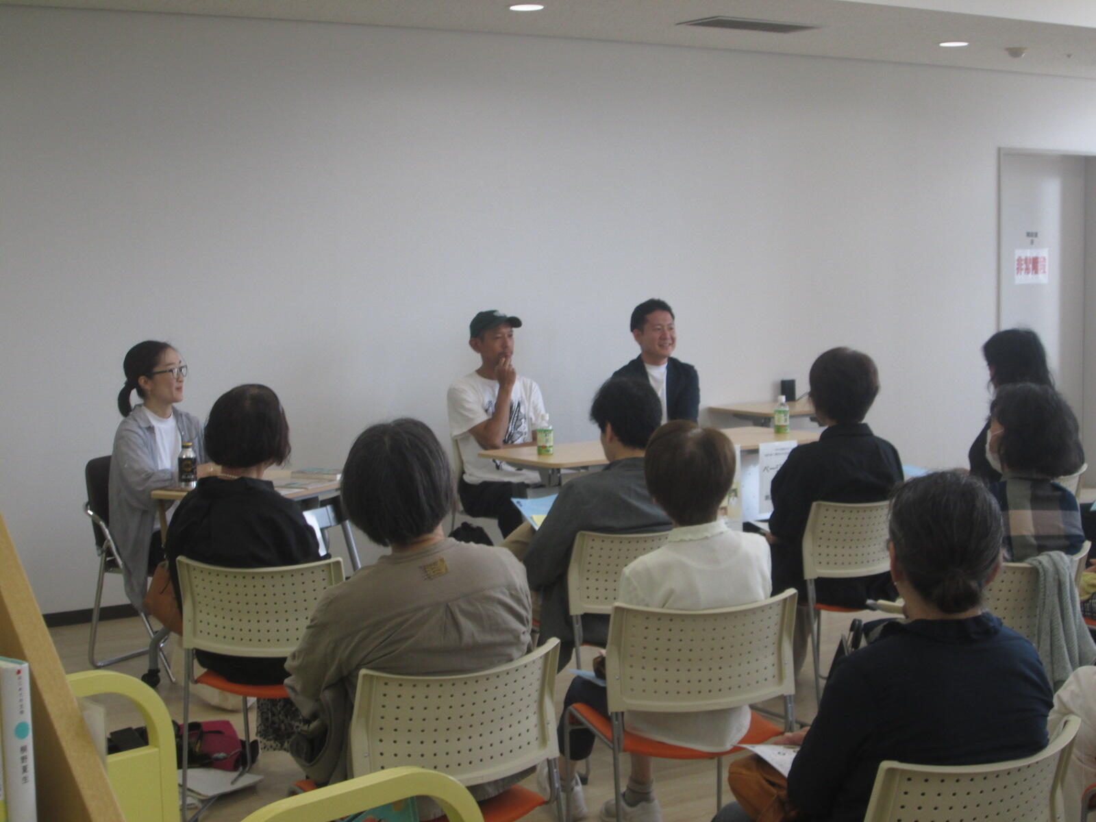 ゲストのお二人と司会の様子