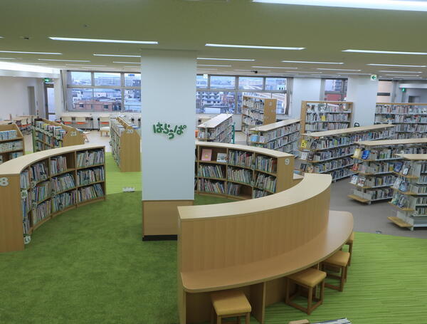 蛍池図書館館内.JPG
